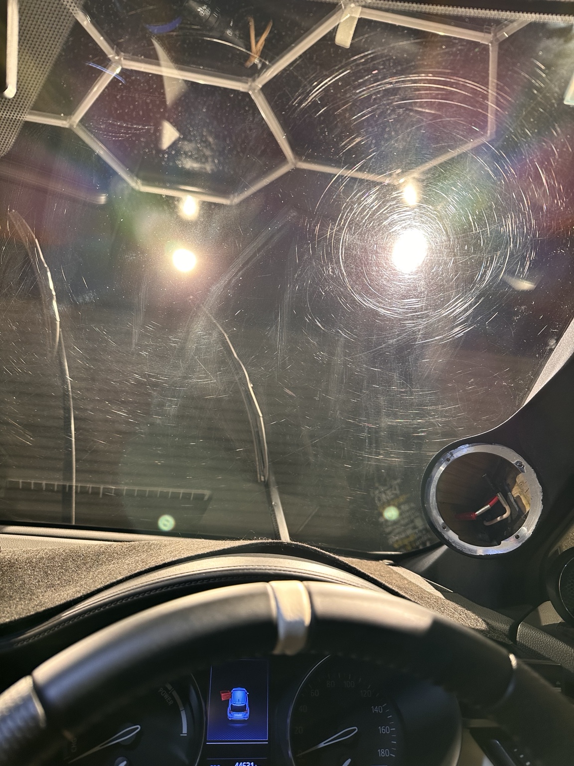 【倉敷市でフロントガラスのガラス磨き・ウィンドウコート】DIYのウロコ除去で傷だらけになったCH-Rを徹底リカバリー