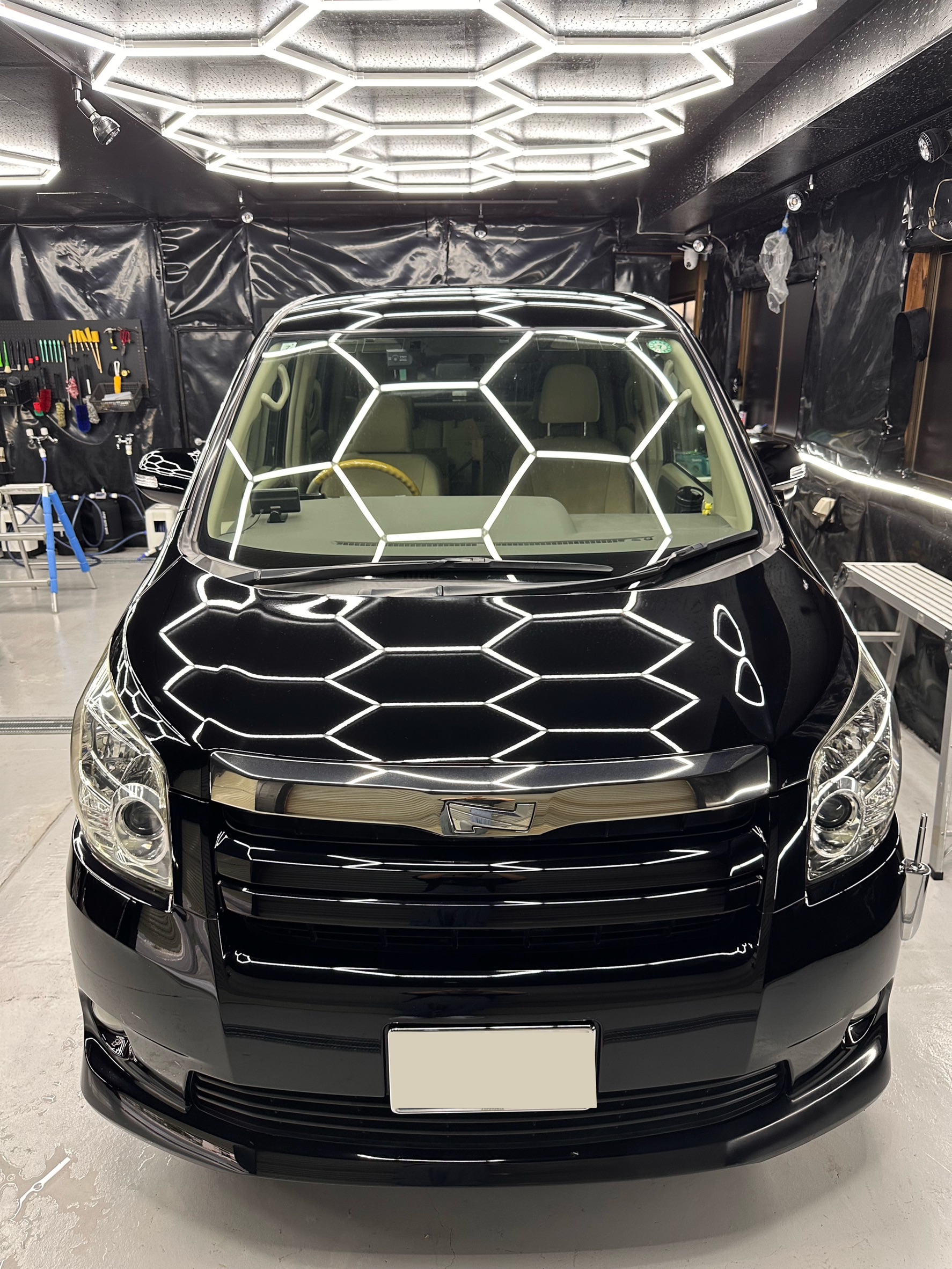 【倉敷市】16年落ちノアが新車のような輝きに！ペイントミスト除去＋研磨＋ガラスコーティング施工