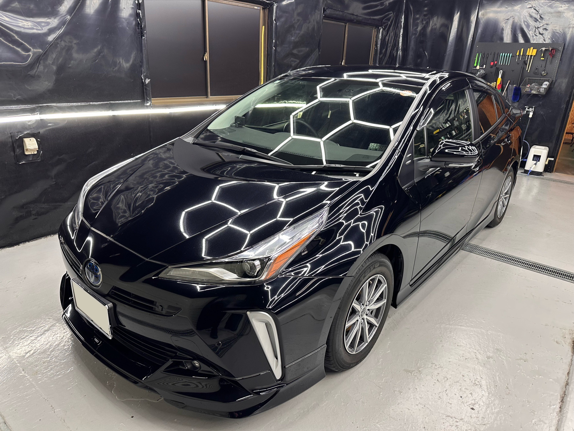 純水手洗い洗車で黒プリウスがさらに艶やかに。— 倉敷市で“プロの洗車”をお探しの方へ —