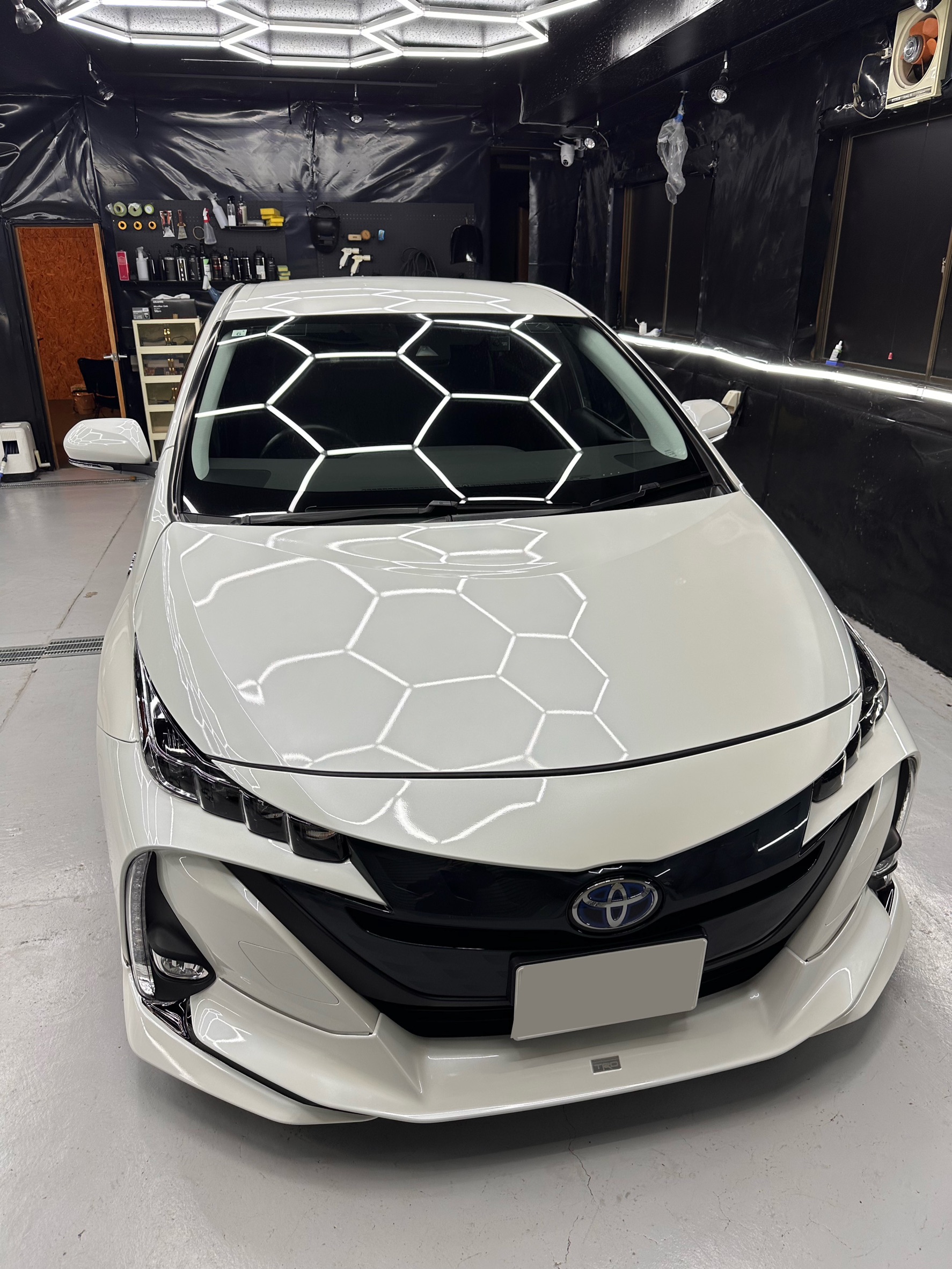 岡山県倉敷市でプリウスPHVにグラフェンコーティング施工｜研磨なしでもここまで美しく仕上がります