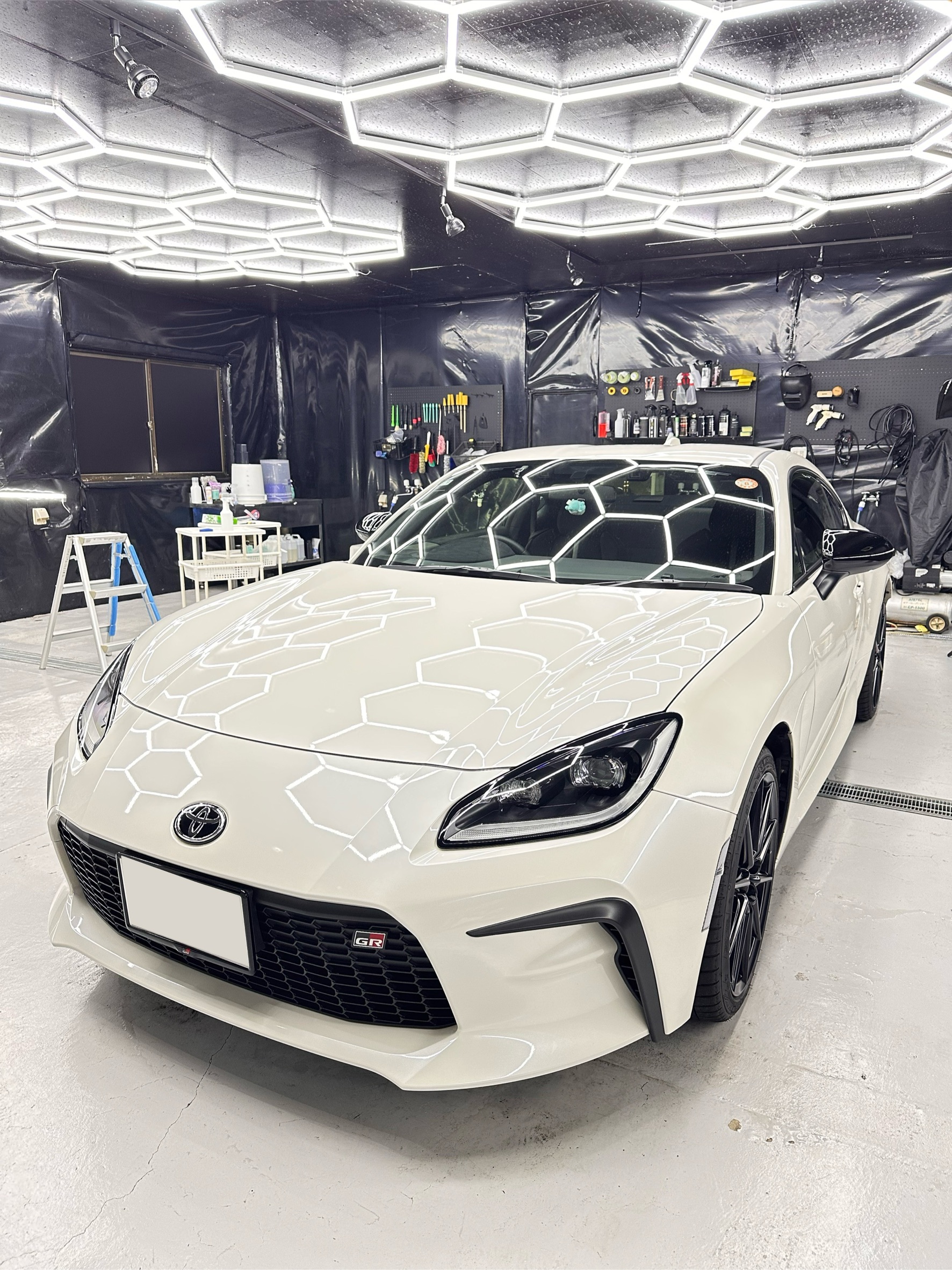 【倉敷市でGR86にホイールコーティング＆ウィンドウコート施工】白ボディを引き立てる足元と視界の仕上げ